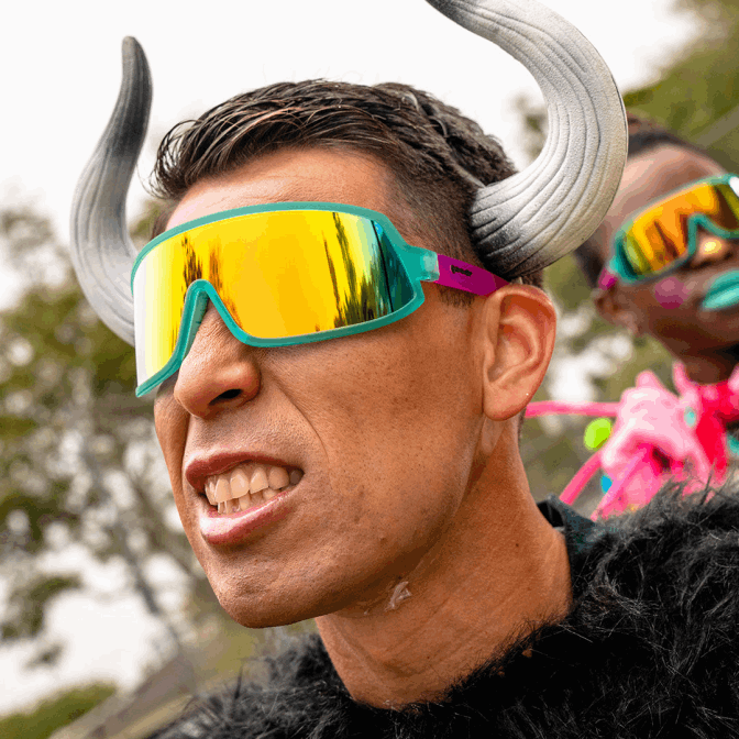 Goodr red een stier, berijd een rodeoclown 4226133